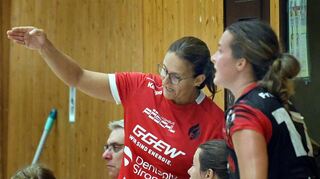Flames-Trainerin Heike Ahlgrimm war zufrieden mit der Leistung, die ihr Team (rechts Lisa Friedberger) beim 31:29-Testspielsieg in Dortmund zeigte.