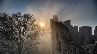Schaurige Erzählungen ranken sich auch um das Auerbacher Schloss, hier im Nebel verhüllt.