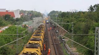 Mehrere hundert Meter lang ist der Zug. Über Förderbänder wird das Gestein weitertransportiert und recycelt.