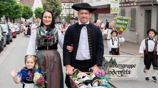 Die kleinsten Umzugsteilnehmer wurden in historischen Kinderwagen oder Boller-wagen gefahren.