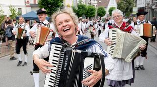 Was wäre eine Hochzeitsgesellschaft ohne die passende Musik? Beim Umzug spielte unter anderem das Akkordeon-Orchester der Trachtengruppe Lindenfels.