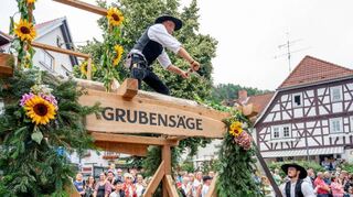 Die Gruppe der Zimmerleute zeigte dem umstehenden Publikum, wie eine Grubensäge funktioniert.