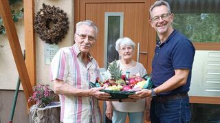 Bürgermeister Christian Schönung (rechts) überbrachte Werner Groß und seiner Frau Susanne den Dank der Stadt persönlich in die Seehofstraße.