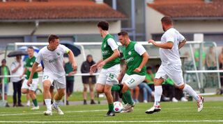Der Fehlheimer Darius Ramonas (li.) stellt sich dem ballführenden Fürther Chris Diefenbach (2.v.r.) entgegen; dieser war mit zwei Toren der Matchwinner für den SV.