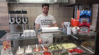 Mohamad Naim Mushmush hinter der Auslage der Döner &amp; Pizza Station Bensheim 2.