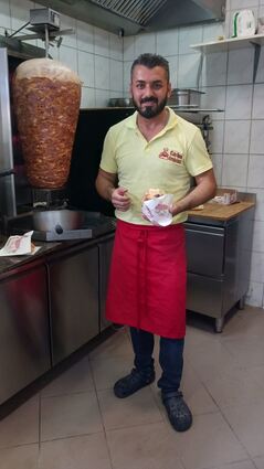 Erdal Öztürk am Drehspieß bei Carlos Imbiss in Bensheim.