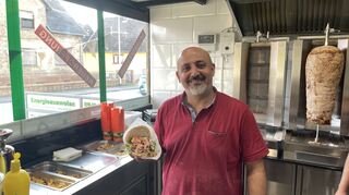 Merdan Capkur mit einem Exemplar von Merdos Döner.