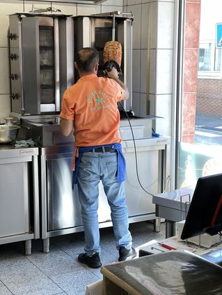 Hier - bei Stern Kebap - wird gerade das Dönerfleisch für den nächsten Döner vorbereitet.