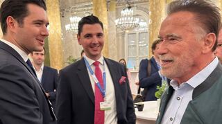 In Wien kam es zum gleichsam symbolischen Treffen für die Unternehmensgründer Maximilian (li.) und Konstantin Wilk aus Bensheim. Arnold Schwarzenegger begrüßte die Brüder am Rande der achten „Austrian World Summits“ persönlich.