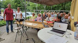 Der Freundeskreis Beaune – links im Vordergrund zweite Vorsitzende Nicole Rußmann und Kassenwart Henrik Rußmann – hatte zur Mitgliederversammlung in Bensheim-Zell eingeladen.