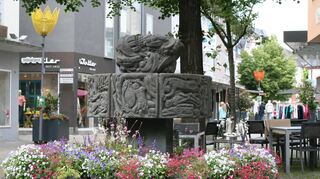 Der Nibelungenbrunnen in der oberen Fußgängerzone von Bensheim wurde von dem heute in Laudenau bei Winterkasten lebenden Künstler Friedrich Höfer gestaltet und 1973 eingeweiht. Aktuell führt er kein Wasser und ist mit bunten Sommerblumen geschmückt.
