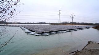 Die schwimmenden Photovoltaikanlage der Kiesbaggerei Rohr auf der Erlache ist rund 1,3 Hektar groß und nimmt kaum zehn Prozent der ungenutzten Wasseroberfläche ein.