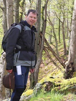 Jochen Braselmann auf dem oberen Wall, der Teile des Gipfelplateaus umgibt.