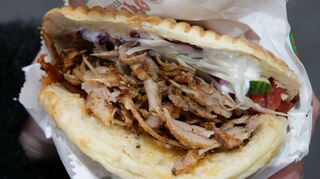 Ob nach einer durchzechten Partynacht oder als Abendessen nach der Arbeit: Döner essen viele Deutsche gerne.