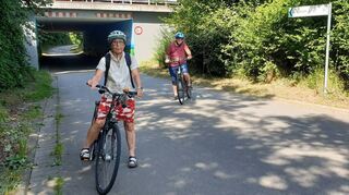 Anette Seip, Vorsitzende des ADFC-Kreisverbands Bergstraße, und ihr Stellvertreter Friedhelm Höcker weisen auf Mängel an dem neuen Rad/Wirtschafts-Weg nach Lorsch hin. Lob gibt es für die bunte Gestaltung der Autobahn-Unterführung.