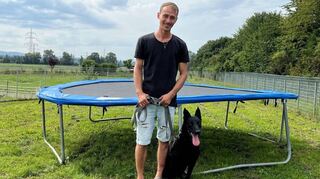 Hündin Puma freut sich nach langer Wartezeit im Tierheim mit Robert auf die gemeinsame Zukunft.