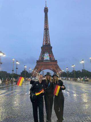 Die DHB-Olympia-Reservistinnen (v.l.) Amelie Berger, Mia Zschoke und Dinah Eckerle bei einem nächtlichen Besuch am Eifelturm.