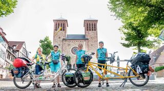Teilnehmer der Mut-Tour 2024 machten Station auf dem Bensheimer Marktplatz: Andrea Roosch, Esther Tagmann, Christine Mellau und Klaudia Madry (v.li.).