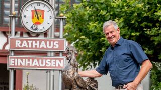 Es bleibt ihm noch Zeit: Bürgermeister Helmut Glanzner mit dem Einhäuser Giggel vor dem Alten Rathaus. Im Jahr 2026 endet seine zweite Amtszeit. Für eine dritte will er sich aus heutiger Sicht bewerben, um Projekte zu Ende zu führen.