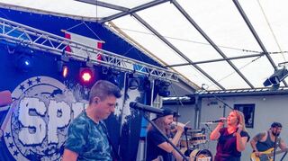 Bei der Kerb in Elmshausen spielte die Party-Band Spit.