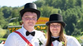 Kerweparrer Florian Czyrt und Mundschenkin Viola Jäckel betraten nach dem Kerwezug die Kanzel.