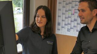 Charlotte Schmidt erläuterte Maximilian Klöss das Dispositionssystems ihres Busunternehmens.