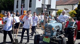 Lautstark und voller Leidenschaft: Die Zeller Kerweborsch als Geometer durften beim Umzug, der am Sonntag einen bunten Querschnitt des Dorf- und Vereinslebens im Stadtteil präsentierte, nicht fehlen.