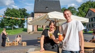 Cocktails genießt man nun vor einer einmaligen Kulisse. Moritz Schumacher, hier mit Mitarbeiterin Mariazzurra Salvatore, bewirtschaftet die Popup-Klosterbar.