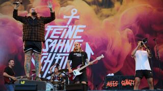 „Feine Sahne Fischfilet“ sorgten am Sonntag beim Taubertal Festival für beste Partystimmung auf der Eiswiese bei Rothenburg ob der Tauber.