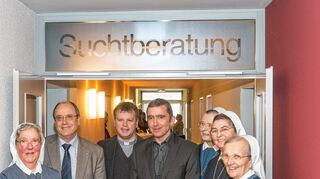 <p>Bei der Einweihung der Suchtberatung der Caritas (von links): Schwester Felicitas, Caritasdirektor Dr. Werner Veith, Pfarrer Harald Poggel (Caritas-Aufsichtsrat), Dienststellenleiter Jochen Bickel, Schwester Bernadette, Schwester Brigitta, Schwester Caecilia.</p>