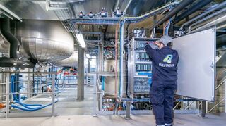 Ein Bilfinger-Mitarbeiter bei der Wartung eines Bioreaktors bei einem Pharmaunternehmen in der Schweiz.