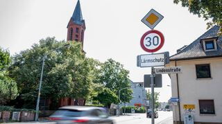 „Durchfahrtsstraßen sollen Durchfahrtsstraßen bleiben“, sagt der Bergsträßer FDP-Kreisvorsitzender Christopher Hörst. Tempo-30-Regelungen an Bundesstraßen wie hier an der B3 in Heppenheim sollen seiner Ansicht nach nur in Ausnahmefällen ausgewiesen werden.