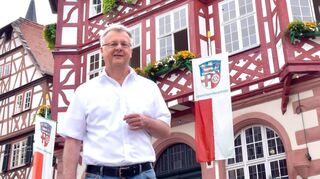 Bürgermeister Rainer Burelbach vor dem Rathaus in Heppenheim.