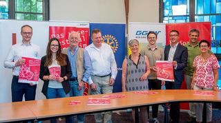 Im Rathaus wrude das Programm des 22. Bensheimer Lesefestivals im Beisein von Sponsoren präsentiert. Unser Bild zeigt (v.l.) Christian Petersen (Köhler Chemie), Vanessa Schwöbel (Organisationsteam), Berthold Mäurer und Michael Halfmann (Rotary-Club Bensheim-Heppenheim), Bürgermeisterin Christine Klein, Tobias Kloster (GGEW AG), Johannes Erich Schulz (Vorstandsvorsitzender Sparkasse Bensheim), Thomas Herborn (Stadtkultur) und Susanne Hellwig-Jungmann (Organisationsteam).