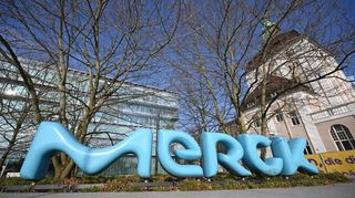 Pharmariese Merck profitierte jüngst von einer Erholung bei Halbleitermaterialien im Geschäft mit Künstlicher Intelligenz - die Umsätze im Bereich Halbleiterlösungen des Dax-Unternehmens stiegen prozentual zweistellig.