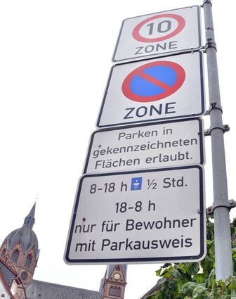 In der Altstadt gilt das Parken in gekennzeichneten Flächen für Anwohner. Eine Parkplatz-Garantie sind die Bewohner-Parkausweise nicht.