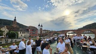 Der SV Sandhausen hat auf das Schiff „Königin Siliva“ zu einer Neckarfahrt eingeladen.