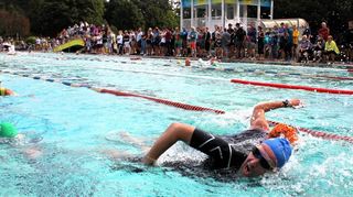 Wenn die Triathleten am Sonntag Vormittag ihre Bahnen im Lorscher Waldschwimmbad ziehen, besteht diesmal die Gefahr, dass sie auch von oben nass werden.