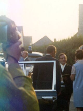 Am 13. September 1969 besuchte der damalige CDU-Kanzler Kurt Georg Kiesinger während des Wahlkampfs Bensheim: Rosemarie G. (blaues Kleid) nutzte die Gelegenheit für ein kurzes Gespräch und machte auch einige Aufnahmen. So etwa von der Ankunft des Politikers in einem Mercedes 600.