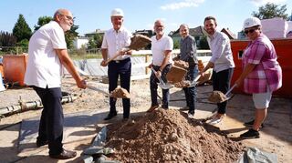 Gemeinsam bei der Sache (von links): Anwohner Gerhard Rau, Bürgermeister Helmut Glanzner, Gunter Weyrich und Christian Kühne (1100 Architekten), Christian Krämmer (NH Projektstadt Stadtentwicklung Hessen Süd), Bauamtsleiterin Heike Kaiser.