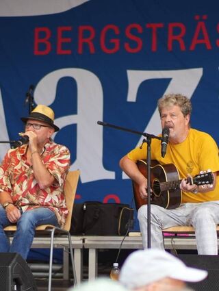 „Mojo“ Kilian (Bluesharp) und Ignaz Netzer (Gitarre und Gesang) boten dem Publikum am Bürgerwehrbrunnen klassischen Blues.