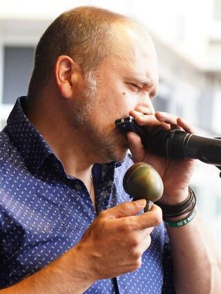 Das Jazz- und Blues-Trio Boogielicious mit Bertram Becher (l.) an der Blues-Mundharmonika erhielt rhythmische Unterstützung durch den künstlerischen Leiter des Festivals, Bruno Weis, am Waschbrett.