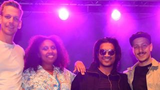 Der Name war Programm bei der Mannheimer Band Fabelhaft. Mit aktuellen Hits und Klassikern animierte sie das Publikum zum Mittanzen und Mitsingen.