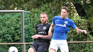 Der Rimbacher Simon Hechler (rechts) kommt zu spät, er kann den Rodauer Florian Schödel nicht am Flanken hindern.