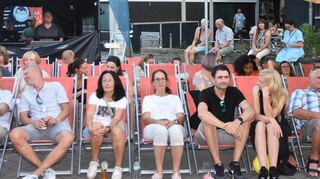 Die Liegestühle wurden vom Publikum und den auftretenden Künstlern gut angenommen, um eine Pause vom Singen und Tanzen einzulegen.