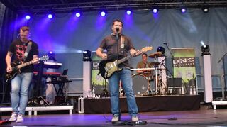 Die Bensheimer Band DNS mit ihren Frontmännern Sascha Quadt und Dirk Arnold sowie der Sängerin Tanja Jean Molitor spielte auf der Bühne Songs von Bon Jovi, Alanis Morissette und Kid Rock.