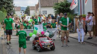 Am kommenden Wochenende gibt es in Fehlheim wieder ein buntes Programm zur Kerb – am Sonntag schlängelt sich zum Beispiel wieder der Umzug durch die Gassen.