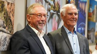 Otto Guthier (l.) wurde im Rahmen eines Empfangs nach 26 Jahren als Vorsitzender des Weinbauverbandes Hessische Bergstraße verabschiedet. Die Laudatio hielt Heinrich Hillenbrand (r.).