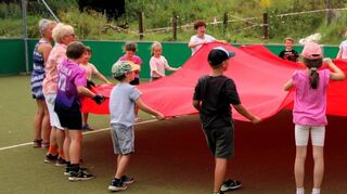 Viel Spaß hatten die Lindenfelser Ferienspielkinder, als sie auf der weitläufigen „Drachenberge“-Anlage mit einem großen Schwungtuch „Katze und Maus“ spielten.