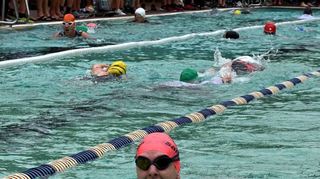 Impressionen aus Lorsch: Nach dem Schwimmen im Freibad ging es in der Wechselzone aufs Rad; dann wurde zum Abschluss noch gelaufen.